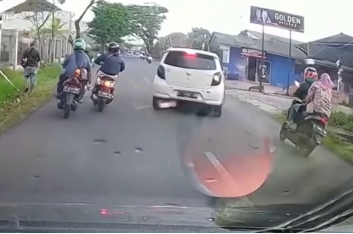 Aksi sebuah Honda BeAT yang nekat menyalip dari kanan dan hampir tertabrak Daihatsu Ayla mengundang reaksi warganet