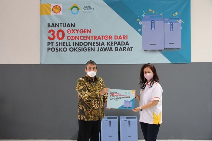 Penyerahan bantuan 30 konsentrator oksigen dari Shell Indonesia melalui Posko Oksigen Jawa Barat