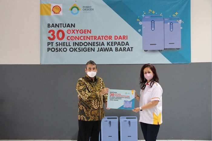 Penyerahan bantuan 30 konsentrator oksigen dari Shell Indonesia melalui Posko Oksigen Jawa Barat