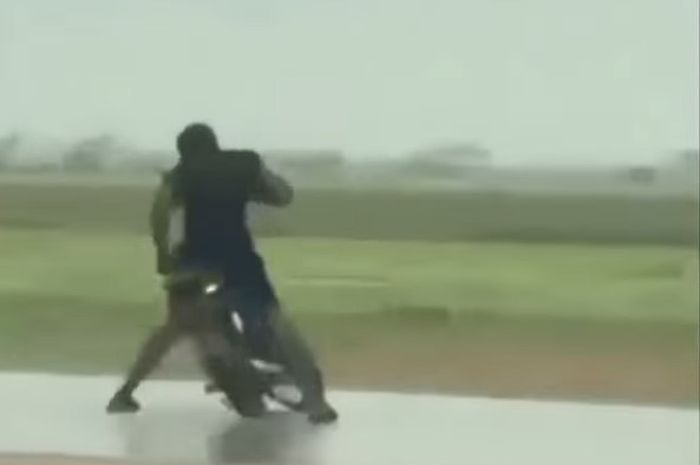 Pengendara motor yang seolah miliki skill dewa.