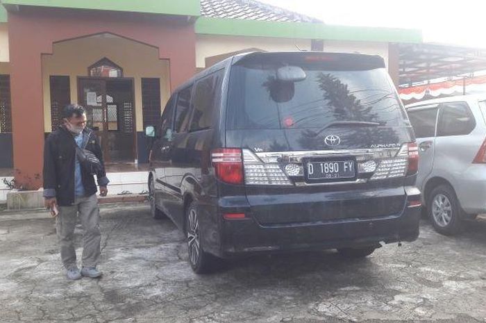 Toyota Alphard yang menjadi lokasi ditemukannya jasad istri dan anak kontraktor asal Subang, Jawa Barat