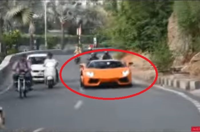 Detik-detik sebelum pemilik Lamborghini Aventador di India ini melakukan aksi pamer yang berbahaya.