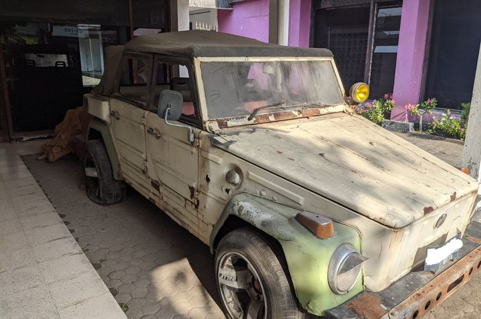 Tampak depan VW Safari 1972 yang mangkrak di Kota Tegal.