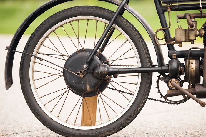 FN Four menggunakan penggerak gardan yang menyalurkan tenaga dari mesin dan rantai yang terhubung ke pedal