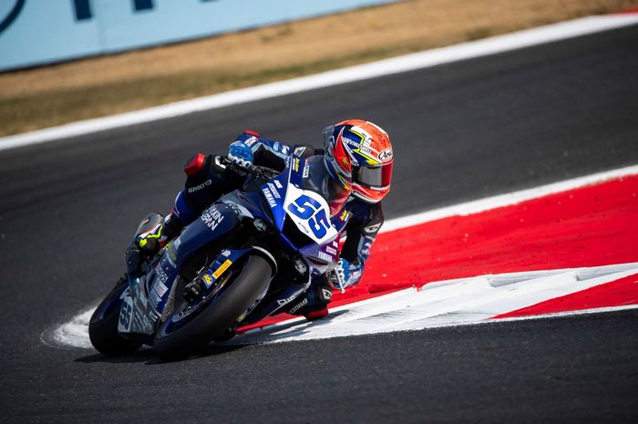 Galang Hendra Pratama, rider tim Ten Kate Racing Yamaha asal Indonesia terjatuh di race 2 WorldSSP Navarra 2021