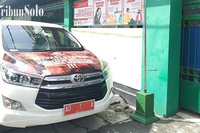 Toyota Kijang Innova Dinas Wali Kota Solo, Gibran Rakabuming Raka yang sengaja ditinggal di depan SMK Batik 2 Solo, Jawa Tengah