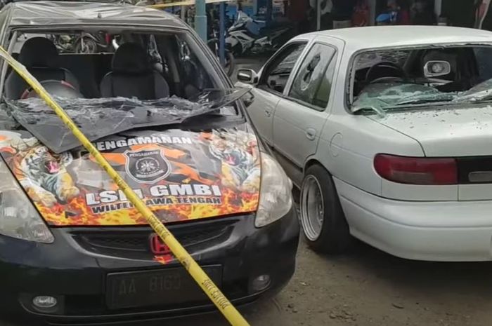 Honda Jazz dan Timor milik GMBI yang dirusak anggota Pemuda Pancasila di Gombong, Kebumen