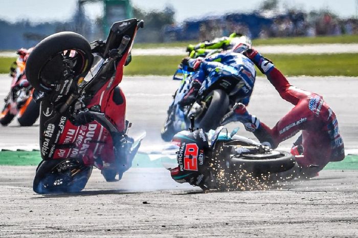 Crash Andrea Dovizioso dan Fabio Quartararo di MotoGP Inggris 2019