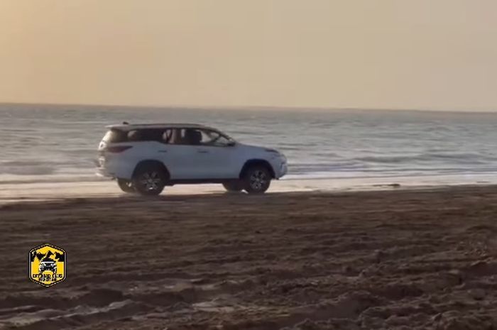 Cuplikan Toyota Fortuner sedang beraksi di jalur pasir di Pakistan.