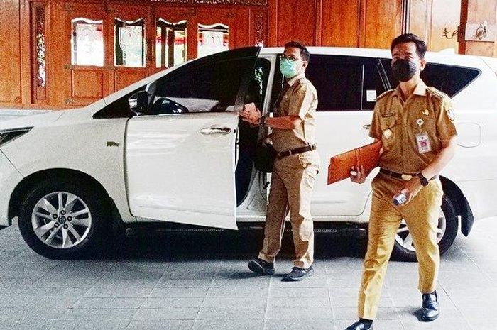Wali Kota Solo, Gibran Rakabuming Raka turun dari mobil dinasnya, Toyota Kijang Innova di Balai Kota