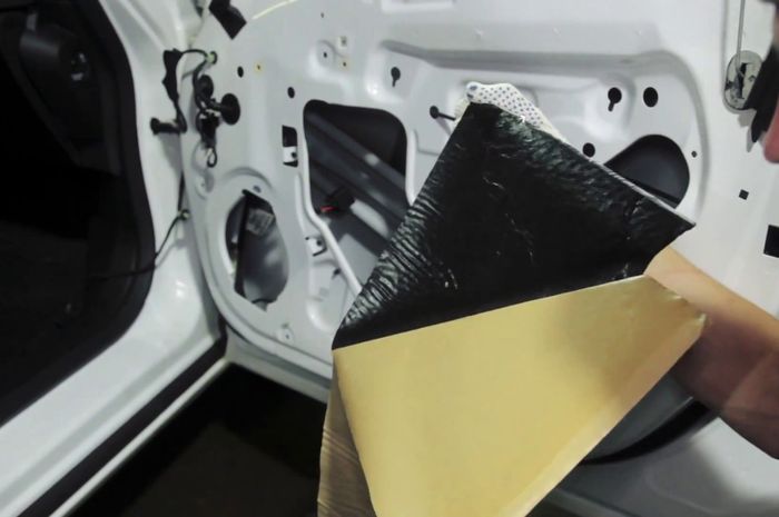 Mulai ditinggalkan, peredam aspal masih berguna dipasang di bagian ini.