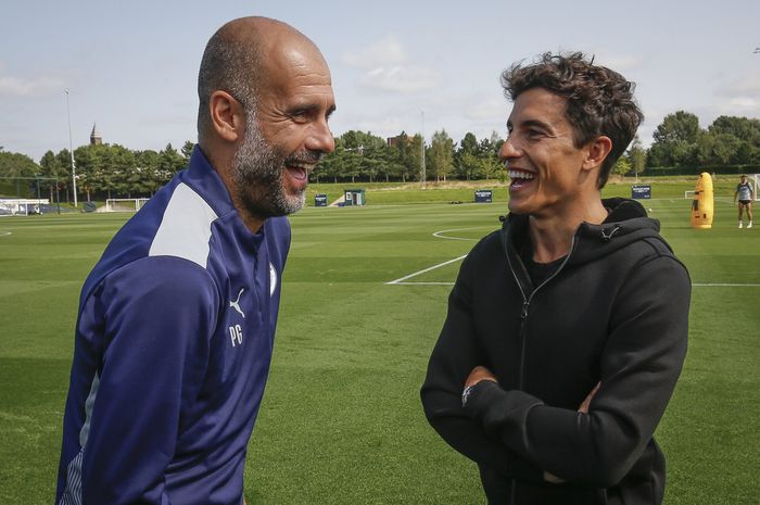 Marc Marquez (kanan) kembali bertemu dengan Pep Guardiola yang sudah ia kenal sejak menukangi FC Barcelona, klub sepakbola favorit Marc Marquez. 