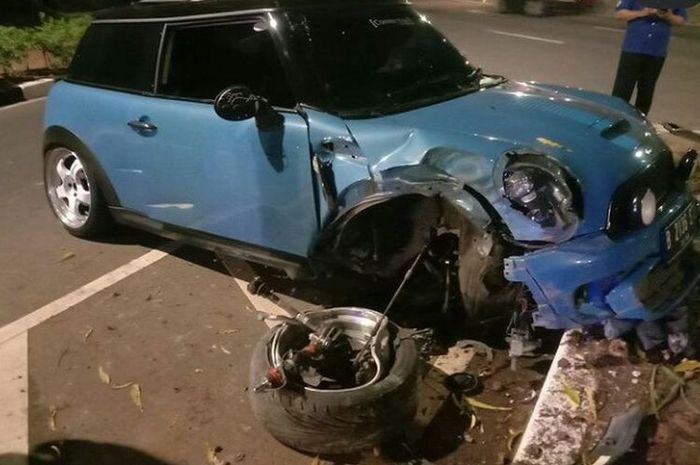 Kondisi MINI Cooper yang menabrak pohon