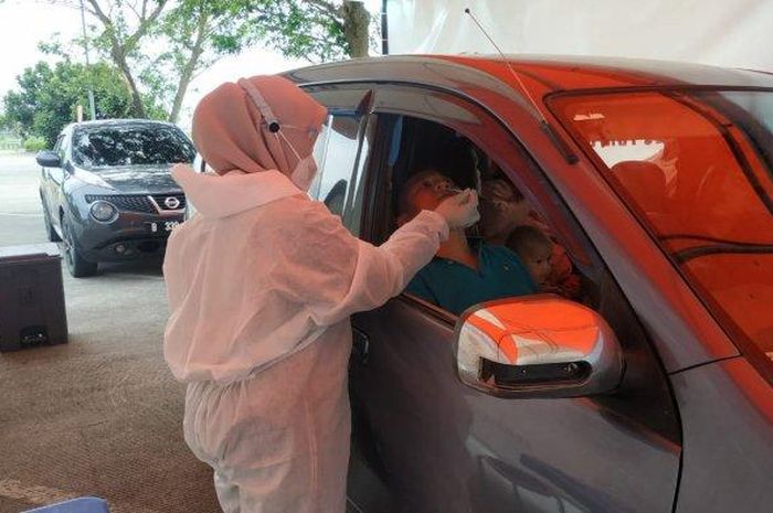 Tes PCR di Area Parkir A di Airport Health Center di Bandara Internasional Kualanamu, Jumat (20/8/2021).