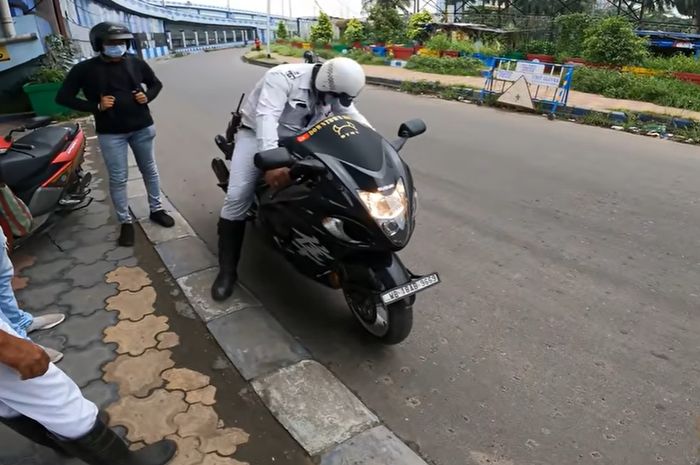 Polisi di India menjajal Suzuki Hayabusa yang diberhentikannya