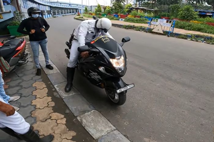 Polisi di India menjajal Suzuki Hayabusa yang diberhentikannya