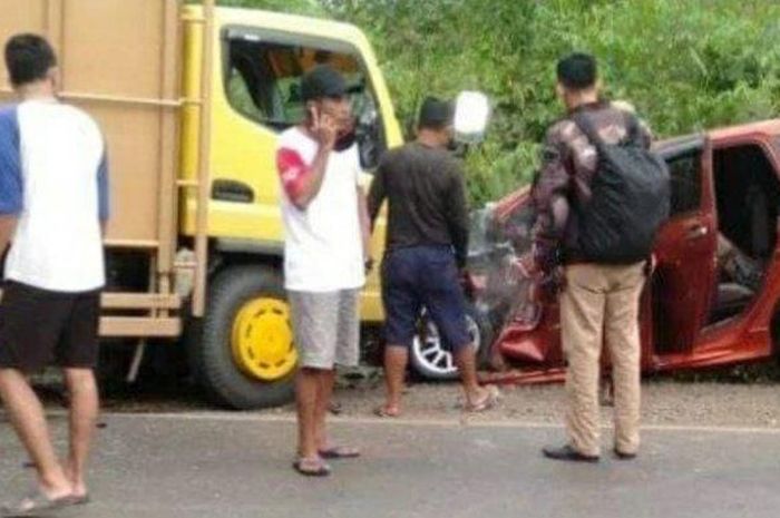Daihatsu Sigra remuk dibawa anak SMA