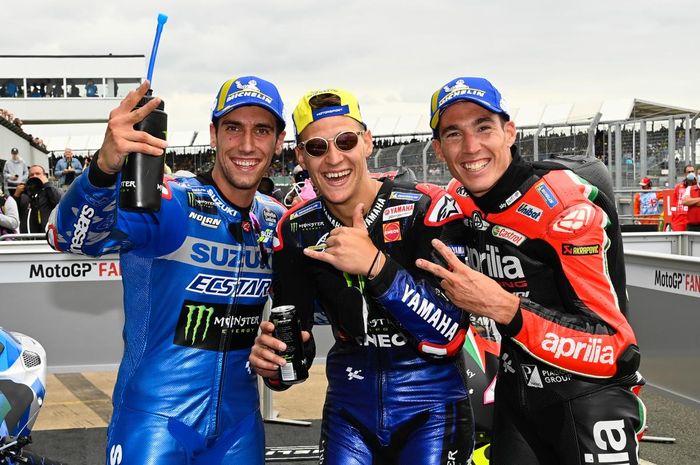 Aleix Espargaro (paling kanan), Fabio Quartararo (tengah) dan Alex Rins (paling kiri) di podium MotoGP Inggris 2021