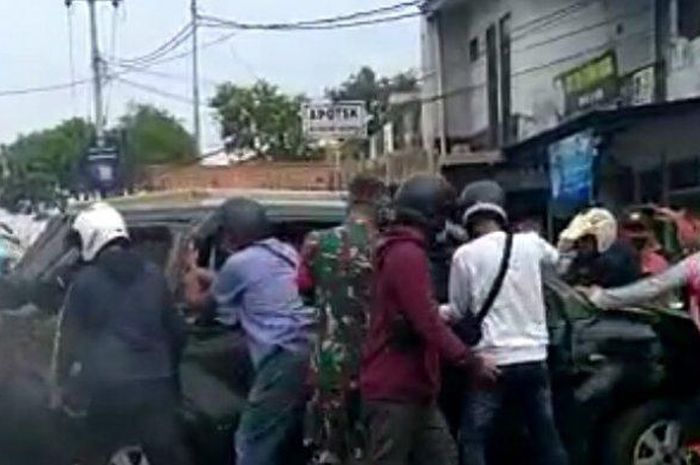 Toyota Avanza ramai-ramai dievakuasi warga karena terguling usai tabrak Nissan Terrano parkir dan membentur Sienta di Jatinangor, kabupaten Sumedang, Jawa Barat