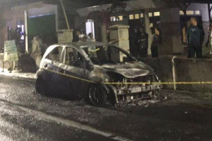 Honda Brio Satya terbakar di Jl Kalimas, Sukorejo, kota Blitar, Jawa Timur