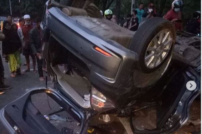Honda Jazz GE8 terbalik di kolong tol Joglo, Kembangan, Jakarta Barat