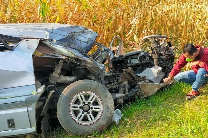 Isuzu Elf ditabrak KA Gajayana di kabupaten Kediri, Jawa Timur