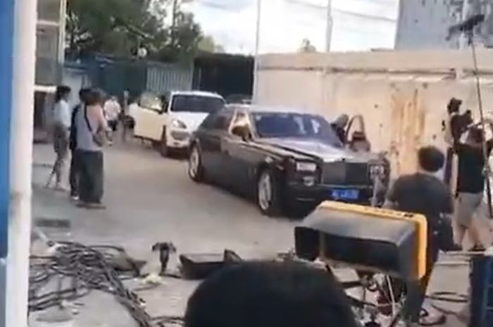 Rolls-Royce Phantom lepas kendali saat syuting