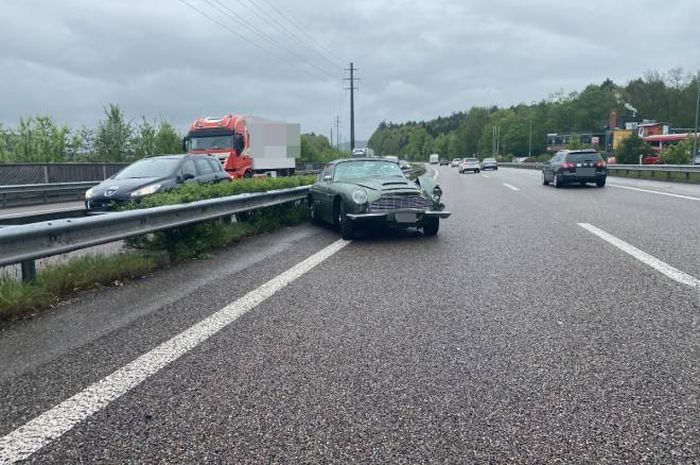 Aston Martin DB6 terhenti di pinggir jalan dengan kondisi ringsek.