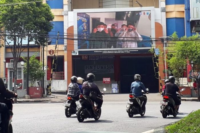 Buat pelanggar lalu lintas di Kota Malang sepertinya bisa jadi artis sesaat. Karena wajah terpampang di videotron