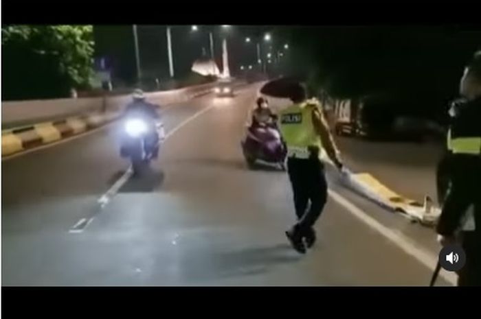 Yamaha Aerox 155 digiring polisi menggunakan BMW R 1200 GS