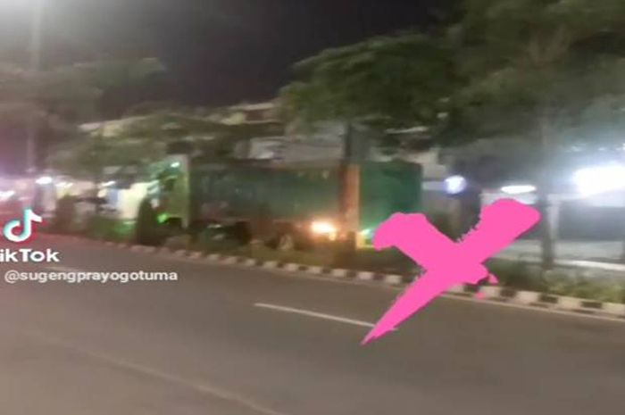 Truk tronton lawan arus di jalur lawan arah