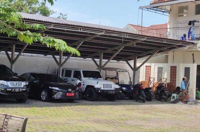 Tampak jejeran mobil milik Bupati Probolinggo, Puput Tantriana Sari yang terkena OTT KPK