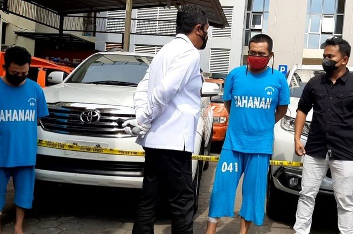 Barang bukti Toyota Fortuner dan Mitsubishi Pajero Sport beserta tersangka pencurian asal Lampung yang beraksi di Banyumas dan Purbalingga