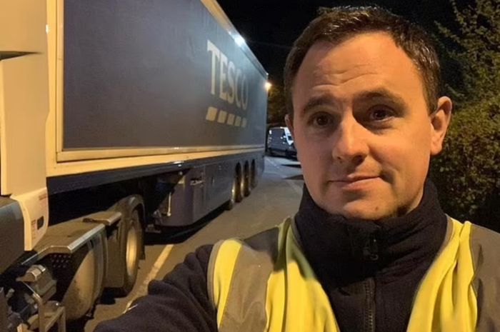 Aaron Levanthal, mantan pilot yang alih profesi menjadi sopir truk di Inggris.