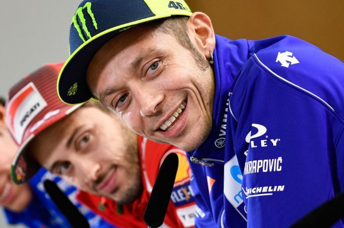 Valentino Rossi girang dengar kabar Andrea Dovizioso comeback dan jadi rekannya di sisa MotoGP 2021.