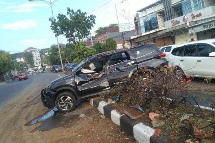 Toyota All New Rush ringsek, nyangkut pembatas jalan di Ngaliyan, kota Semarang, Jawa Tengah