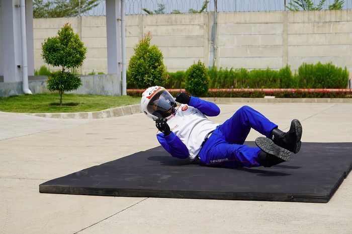 Ilustrasi posisi yang dianjurkan ketika jatuh dari motor