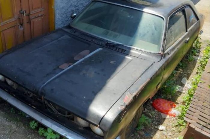 Kondisi Chrysler 180 yang mangkrak di Bandung. Jawa Barat.