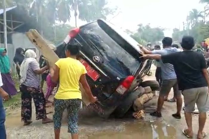 Toyota Avanza pelat merah nyaris digulingkan warga desa Wakumoro, Muna, Sulawesi Tenggara