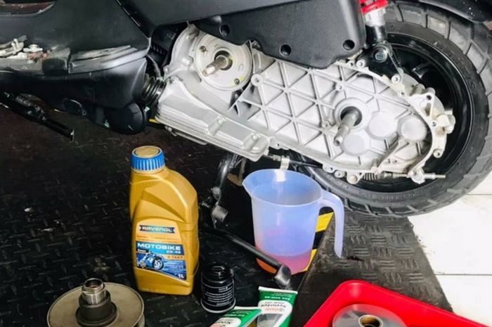 Ilustrasi servis CVT dan ganti oli Vespa matic