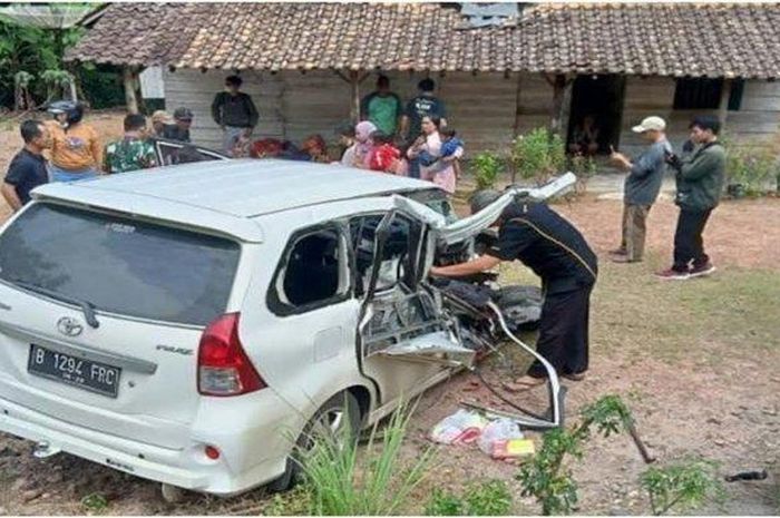 Toyota Avanza Veloz yang terlibat kecelakan di perbatasan Martapura dan Way Kambas, Lampung