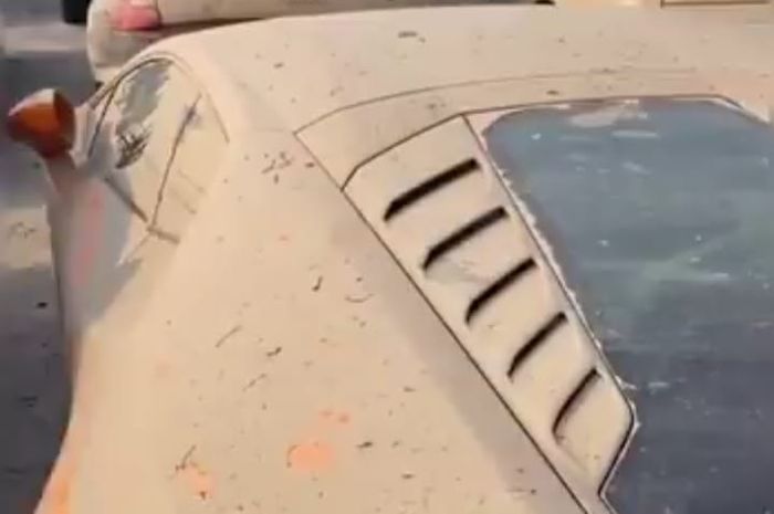 Lamborghini Huracan dari belakang sisi kiri.