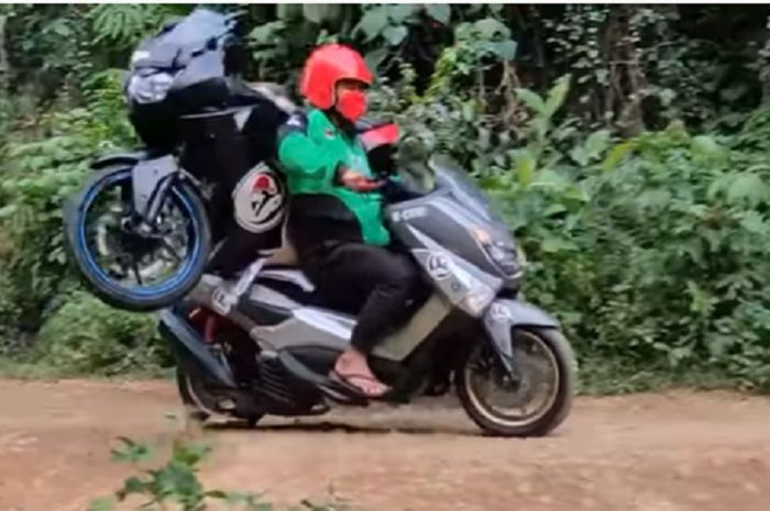 Yamaha NMAX gendong Kawasaki Ninja (Tangkapan layar Youtube BAPAK MUSTOFA KEPALA JENGGOT)