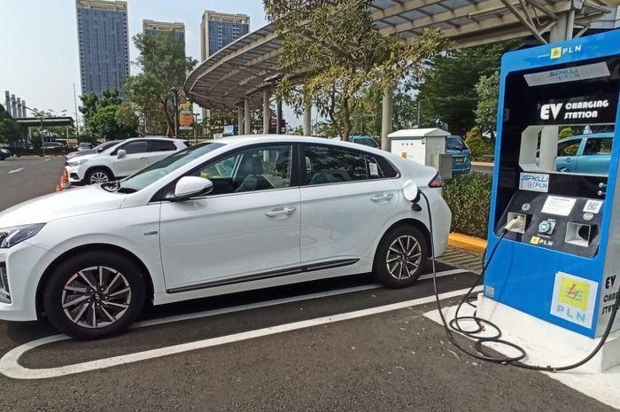 Ilustrasi pengisian baterai mobil listrik