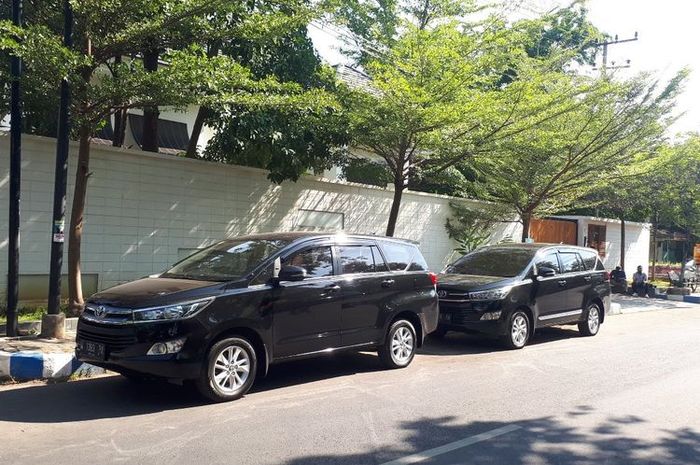 Dua dari empat Toyota Kijang Innova yang dipakai petugas KPK untuk menggeledah rumah dan kantor Bupati Probolinggo, Puput Tantriana Sari