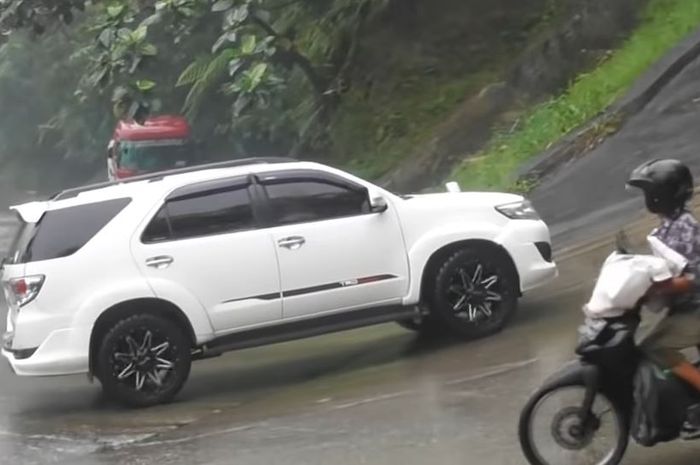 Toyota Fortuner kewalahan di tanjakan Panorama I Sitinjau Lauik, kota Padang, Sumatera Barat