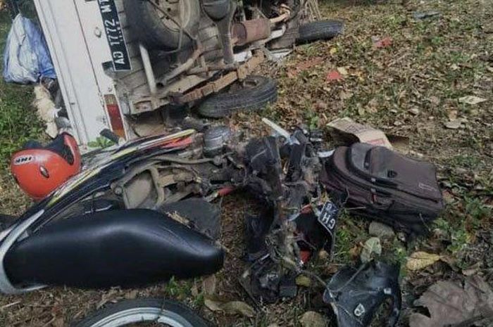 Suzuki Smash ambyar dihantam pikap dari arah berlawanan