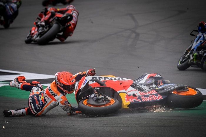 Marc Marquez sering crash di MotoGP 2021.