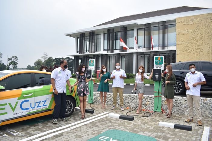 Peluncuran SPKLU EVCuzz yang berlokasi di Suvarna Jakarta Golf Club, Jakarta Timur