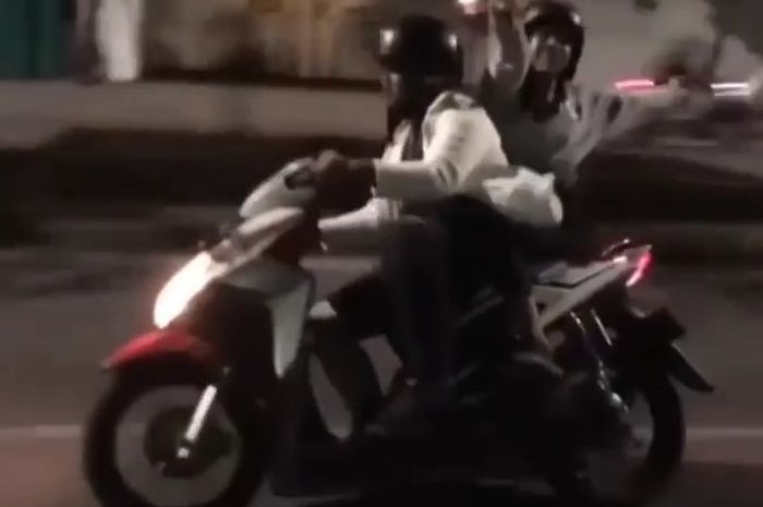 Detik-detik pengendara Honda Vario Techno ugal-ugalan dan kecelakaan di jalanan Kota Bandung.